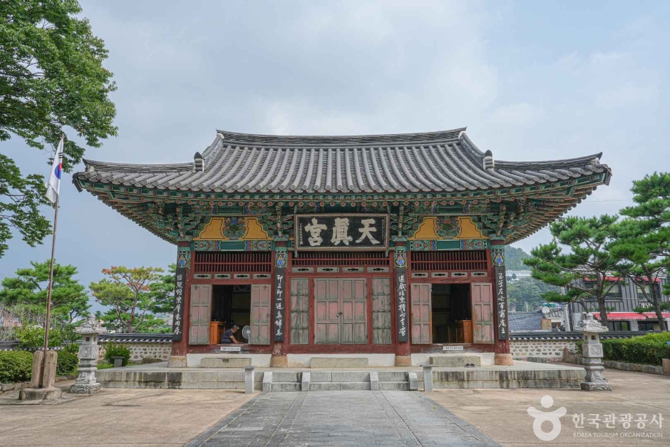 영남루 뒤편에 고즈넉하게 자리한 천진궁 전각 외관