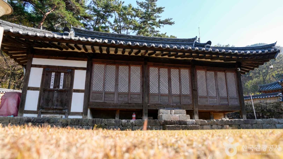 금시당의 나무 마루와 정갈하게 가꿔진 마당 풍경