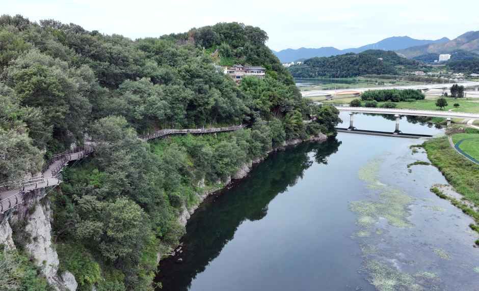 밀양강 절벽을 따라 길게 이어진 용두산 잔도 산책로