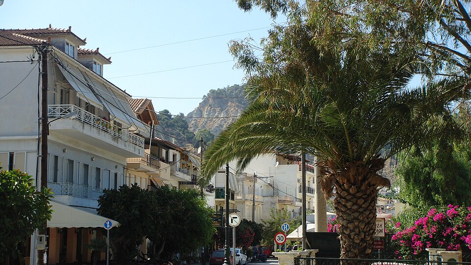 자킨토스 도심 골목과 야자수